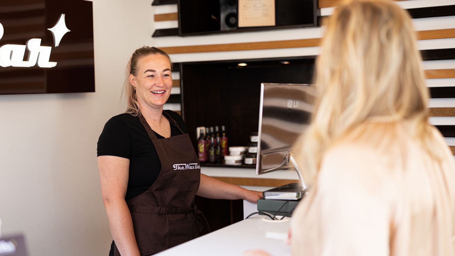 The Wax Bar - bij de kassa helpen van klant