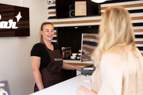 The Wax Bar - bij de kassa helpen van klant